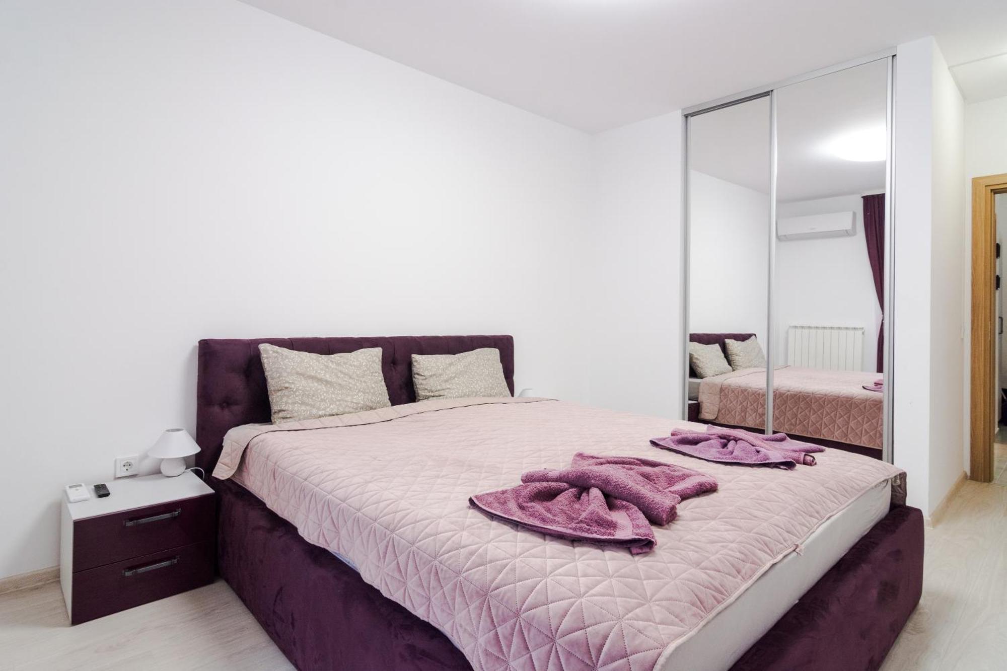 Apartament Paris Luxury Centre 2bdr W Work Desk And Wifi Near Nevsky Cathedral