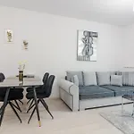 Paris Luxury Top Centre 2Bdr Apt W Work Desk And Wifi Near Nevsky Cathedral