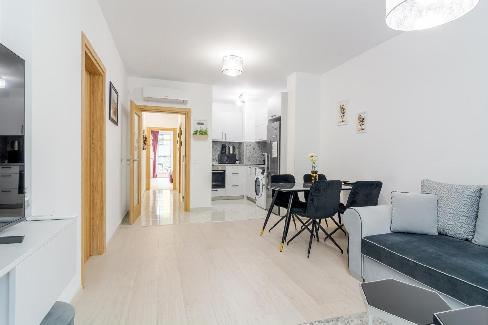 Apartemen Paris Luxury Centre 2bdr W Work Desk And Wifi Near Nevsky Cathedral Sofia