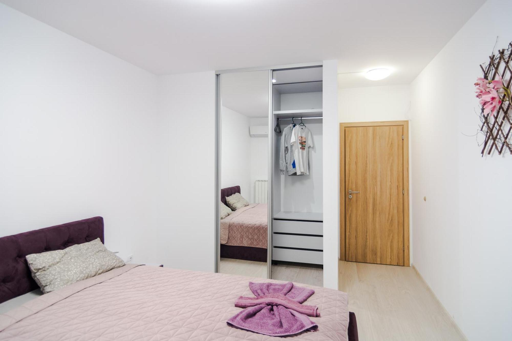 Apartemen Paris Luxury Centre 2bdr W Work Desk And Wifi Near Nevsky Cathedral *