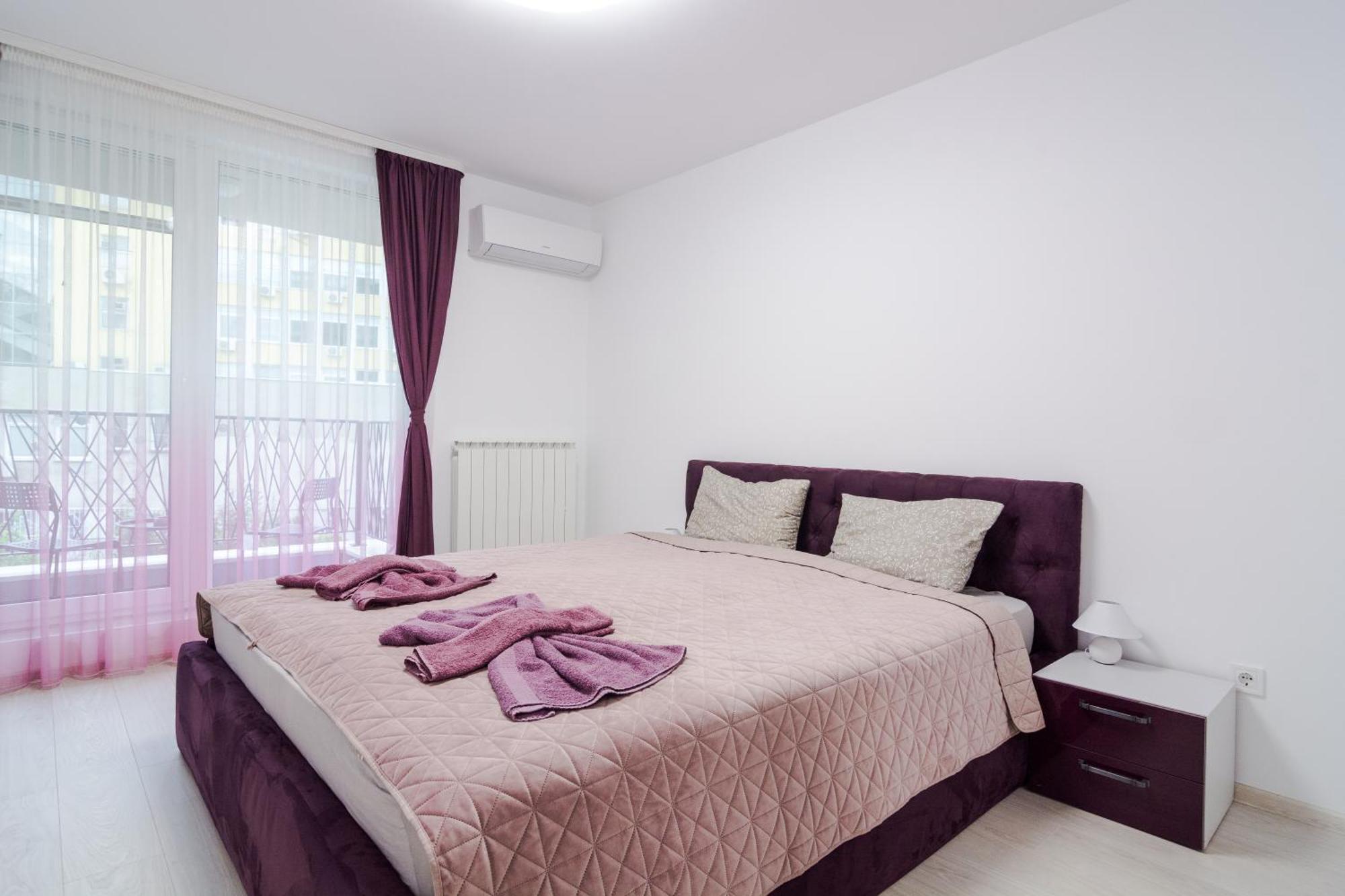 Apartemen Paris Luxury Centre 2bdr W Work Desk And Wifi Near Nevsky Cathedral Sofia